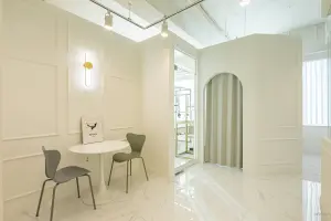 아치형 탈의실이 돋보이는 화이트 필라테스 인테리어